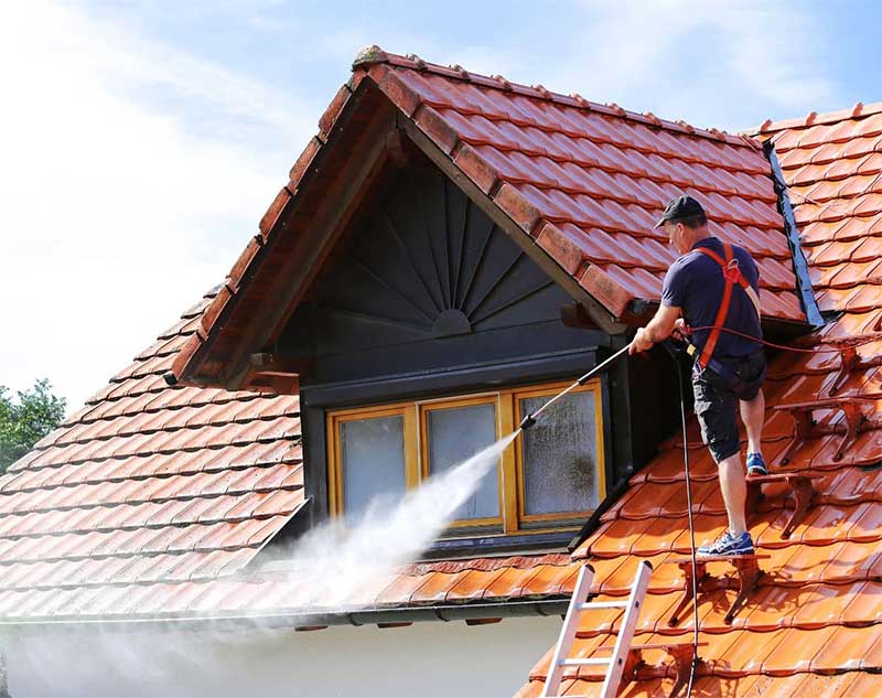 Nettoyage et démoussage toiture - ROOFWALL TERVUREN artisan toiturier couvreur en Belgique : région Flamande, Wallonne, Bruxelles, Liège …. nettoyage, démoussage, traitement anti-mousse toiture. Application d’un revêtement peinture hydrofuge coloré de toit