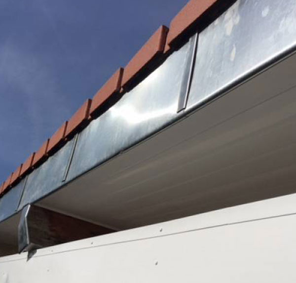 Travaux de couverture : ROOFWALL TERVUREN : artisan couvreur toiturier en Belgique : région Flamande, Wallonne, Bruxelles Liège … Dépannage urgent fuite toiture toit. Pose de couverture et faîtage en neuf et en rénovation : ardoises, tuiles… Artisan zingueur : travaux de zingueriez : Installation de gouttières, chenaux, noues, habillage de rives, pieds de cheminées ... Intervention en BELGIQUE: région Flamande, Wallonne et Bruxelles….