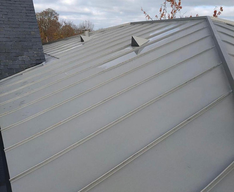 Travaux de couverture : ROOFWALL TERVUREN : artisan couvreur toiturier en Belgique : région Flamande, Wallonne, Bruxelles Liège … Dépannage urgent fuite toiture toit. Pose de couverture et faîtage en neuf et en rénovation : ardoises, tuiles… Artisan zingueur : travaux de zingueriez : Installation de gouttières, chenaux, noues, habillage de rives, pieds de cheminées ... Intervention en BELGIQUE: région Flamande, Wallonne et Bruxelles….